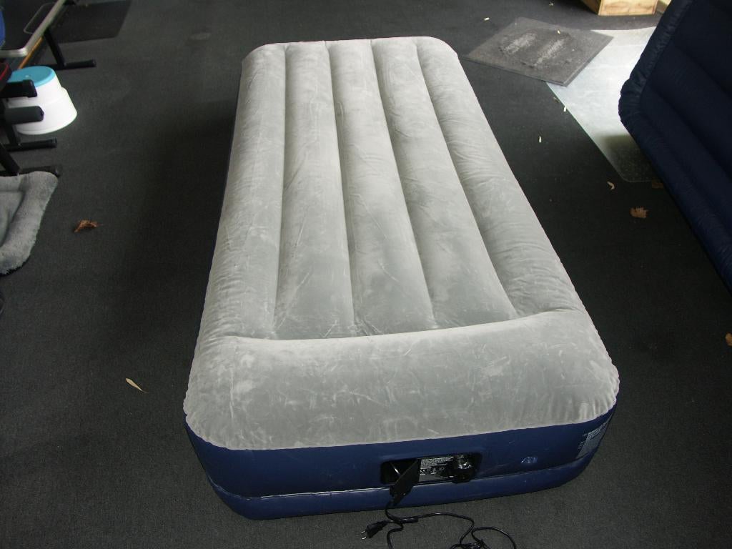 2x Bestway Luchtbed met el. pomp 190x90x30cm, Ophalen, Ingebouwde pomp, Zo goed als nieuw, 1-persoons