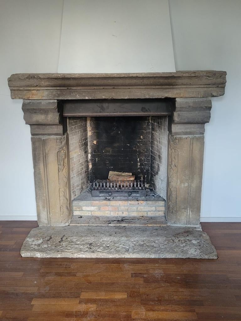 Rustieke Franse zware zandstenen schouw, Ophalen, Gebruikt, Vrijstaande haard, Houthaard