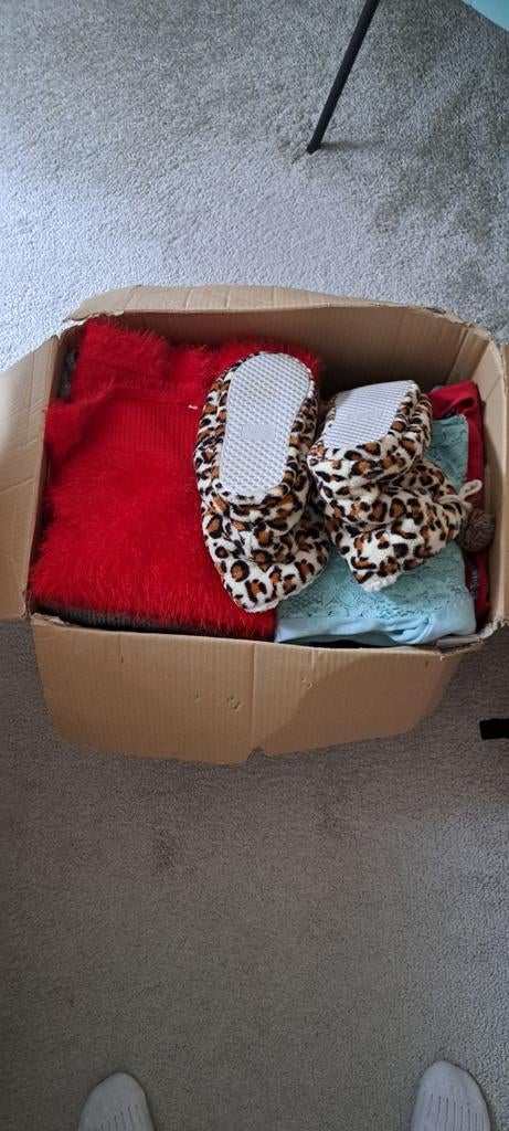 Een doos vol met kleding, Kleding | Dames, Dames-kledingpakketten, Ophalen of Verzenden, Zo goed als nieuw