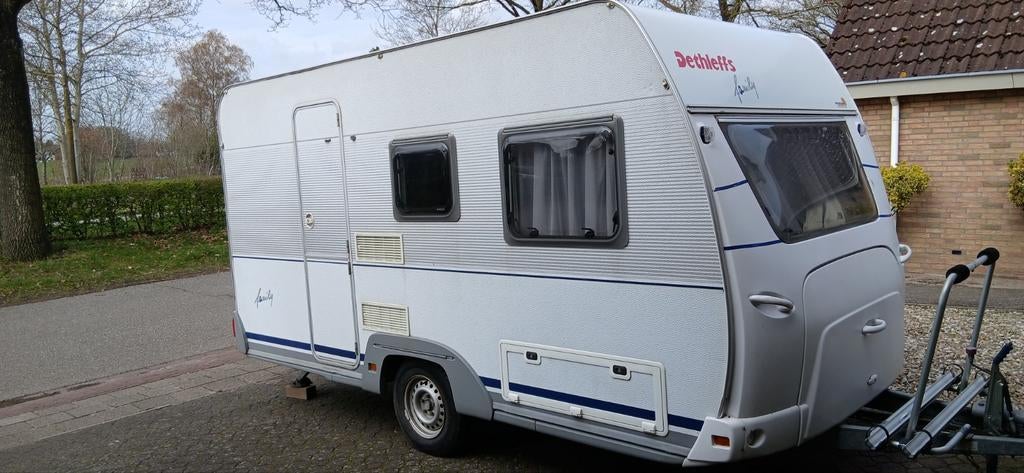 Dethleffs 390 TK met uitklapbaar stapelbed, 750 - 1000 kg, Dethleffs, 5 tot 6 meter, Omvormbare zithoek