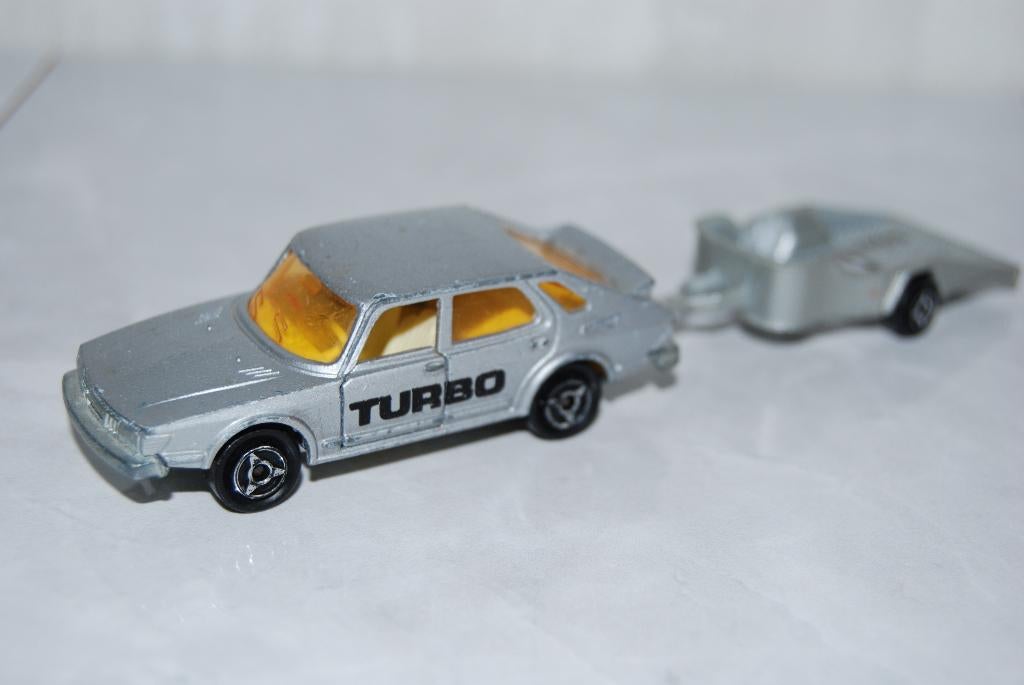 Majorette Saab Turbo met Motor Trailer 21780, Hobby en Vrije tijd, Modelauto's | Overige schalen, Ophalen of Verzenden, Gebruikt