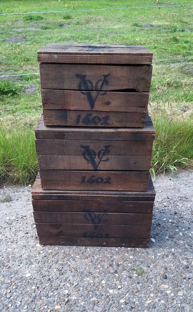 Stoere set 3 decoratieve houten kisten met opdruk VOC 1602😎, Minder dan 50 cm, Gebruikt, 50 tot 100 cm, .