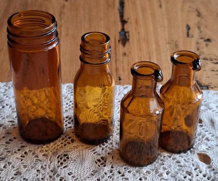 4 Vintage bruine glazen apothekers flesjes , 2 met tuitje, Antiek en Kunst, Ophalen of Verzenden