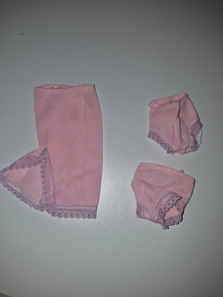 167 Barbie rok en ondergoed, Ophalen of Verzenden