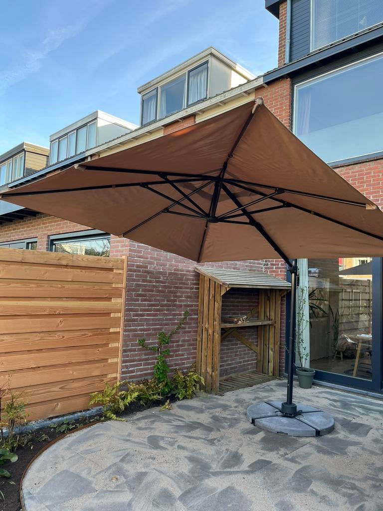Zweefparasol Ibiza Taupe incl tegels, Tuin en Terras, Parasols, Ophalen, Zo goed als nieuw, 3 tot 4 meter, Zweefparasol