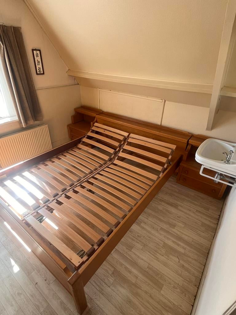 Houten bed met verstelbare lattenbodems en nachtkastjes, Ophalen, Bruin, Tweepersoons, 200 cm