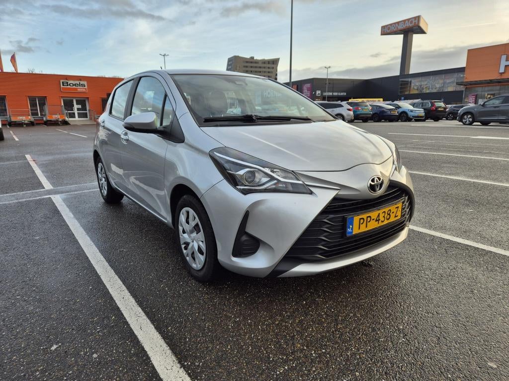 Toyota Yaris 1.5 VVT-i Aspiration 2017 NL, Auto's, Toyota, Start-stop-systeem, Stof, Zwart, Handgeschakeld