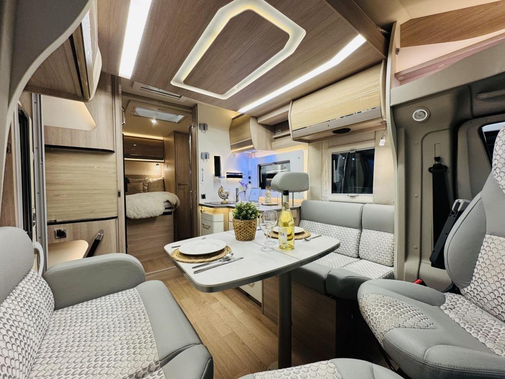 Rapido 656 F Queensbed Hefbed PAASSHOW 6000 KORTING, Caravans en Kamperen, Campers, Ringverwarming, Fiat, Bedrijf, Luifel