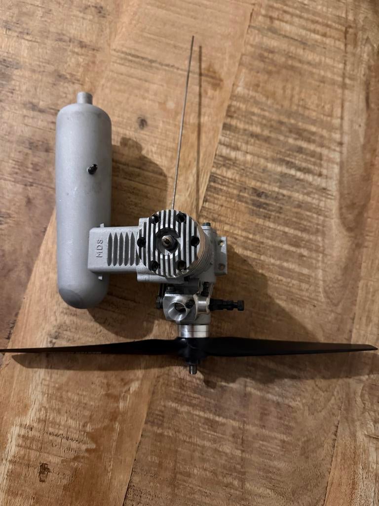 MDS Gloeiplugmotor voor modelvliegtuigen met uitlaat en prop, Hobby en Vrije tijd, Modelbouw | Radiografisch | Vliegtuigen, Ophalen of Verzenden