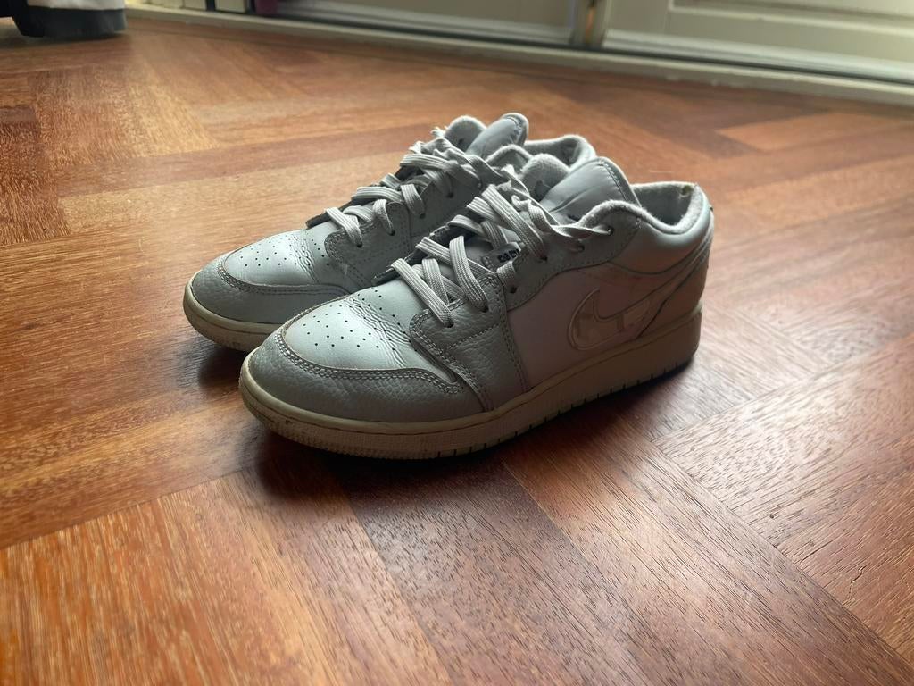 Nike Air Jordan 1 Low white camo, Ophalen of Verzenden, Sneakers of Gympen, Grijs, Gedragen