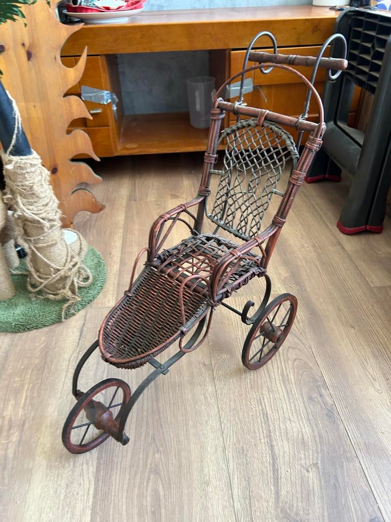 Antieke rotan poppenwagen - Vintage speelgoed, Kinderen en Baby's, Speelgoed | Poppen, Ophalen, Gebruikt, Overige typen