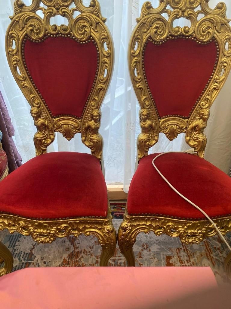 Rode fluwelen Stoelen, Ophalen