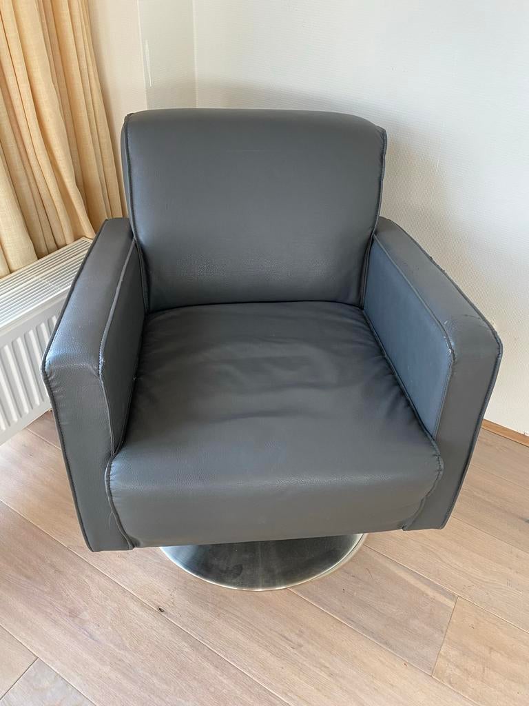 2 grijze kunstlederen fauteuils op trompetvoet, Huis en Inrichting, Fauteuils, Gebruikt, Kunststof, Ophalen