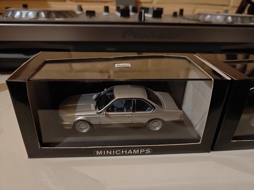 Minichamps BMW 635 CSI zilver en zwart 1/43, Hobby en Vrije tijd, Ophalen of Verzenden, Zo goed als nieuw, Auto, MiniChamps