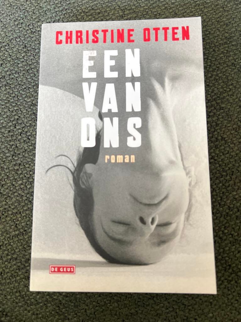 Een van ons - Christine Otten (roman), Ophalen of Verzenden, Zo goed als nieuw, Nederland