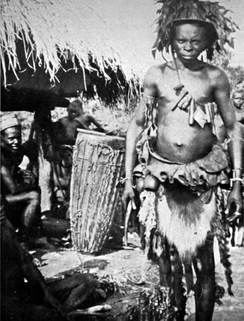 Fetisjeur medicinman omhang snoer met Nganga krachtstof 1940, Ophalen of Verzenden