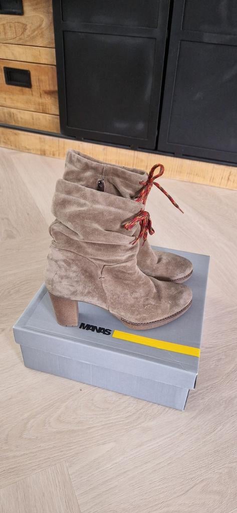 Manas Design, suède, halfhoge laarsjes met hak, Kleding | Dames, Schoenen, Zo goed als nieuw, Lage of Enkellaarzen, Ophalen of Verzenden