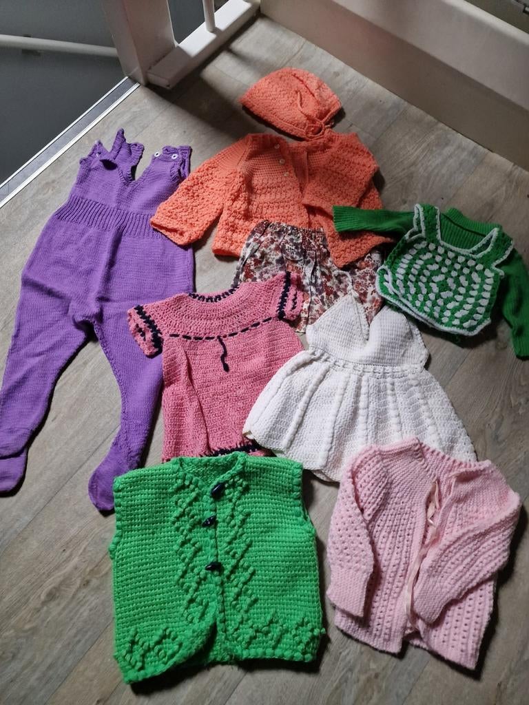 Nostalgische gehaakte poppenkleding, Verzamelen, Poppen, Ophalen of Verzenden, Gebruikt, Pop