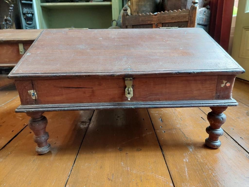 Gratis Antiek Teak Schrijfkastje / Kinderburo uit India, Ophalen