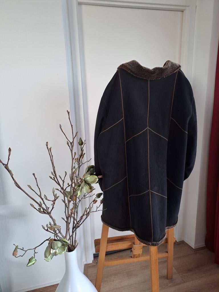 ZWARTE SUEDE JAS MET IMITATIE BONT., Ophalen of Verzenden, Zo goed als nieuw, Maat 46/48 (XL) of groter, Zwart