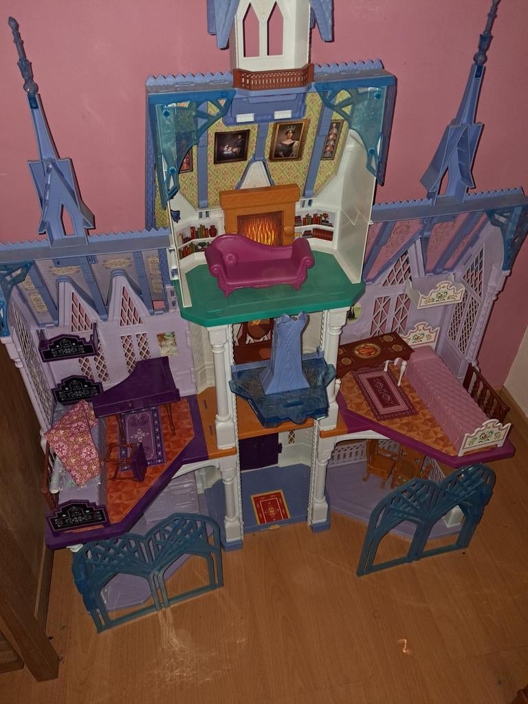 Barbie frozen kasteel, Kinderen en Baby's, Speelgoed | Poppenhuizen, Ophalen, Toebehoren