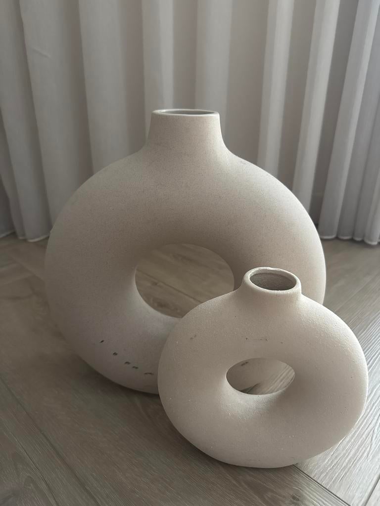 Set van 2 decoratieve vazen, Huis en Inrichting, Ophalen, Gebruikt, Wit, Aardewerk of Porselein