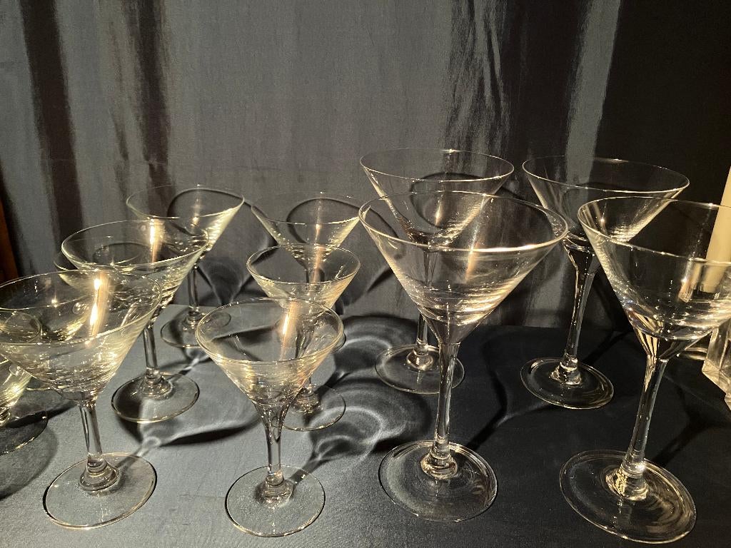 10 glazen met open V-vormige kelk. 4 x groot, 6 x klein., Ophalen of Verzenden