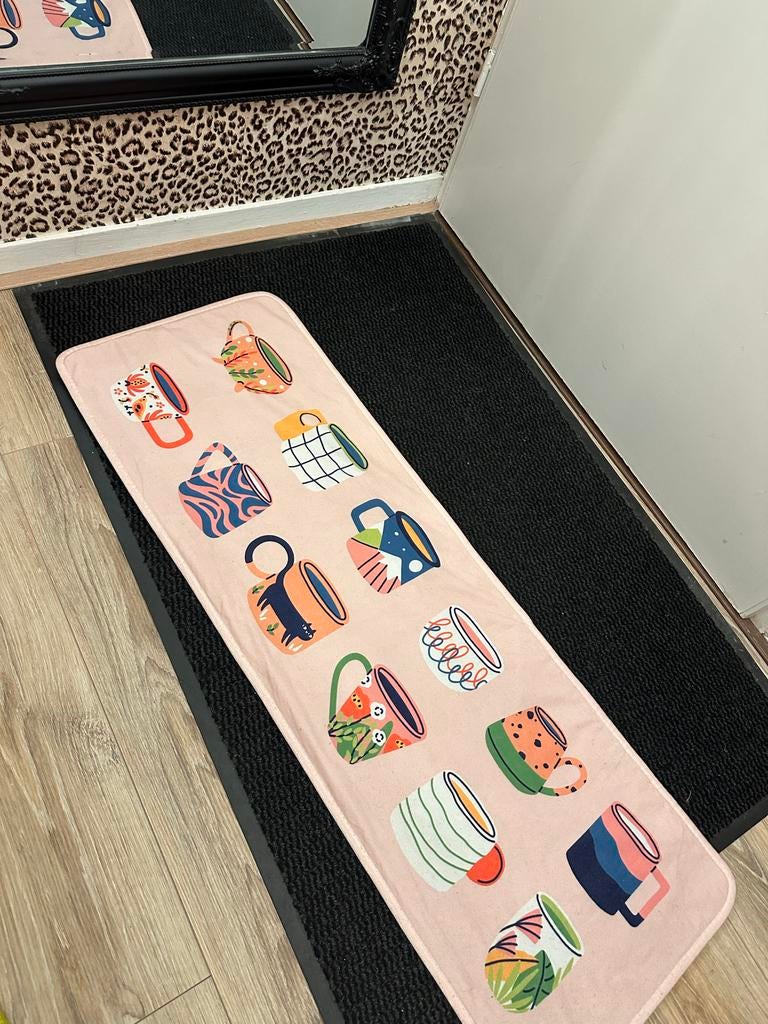 TAPIJT - Keuken | Kopjes | Thee | Koffie | Retro | Roze, Huis en Inrichting, Stoffering | Tapijten en Kleden, Minder dan 50 cm