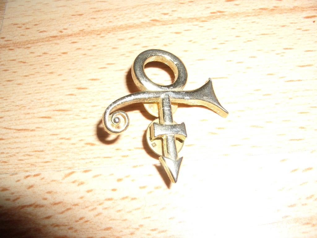 Prince Love Symbol Pin broche, Ophalen of Verzenden, Gebruikt, Overige typen