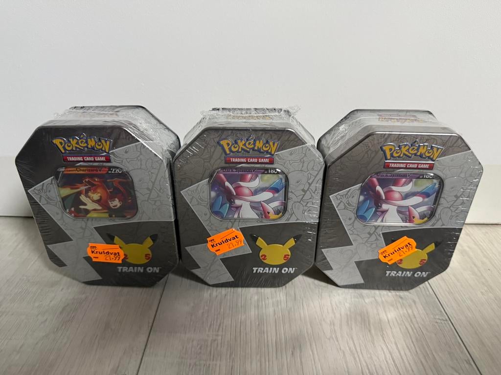 Pokemon Celebration tin lances charizard 1x, dark sylveon 2x, Hobby en Vrije tijd, Verzamelkaartspellen | Pokémon, Ophalen of Verzenden