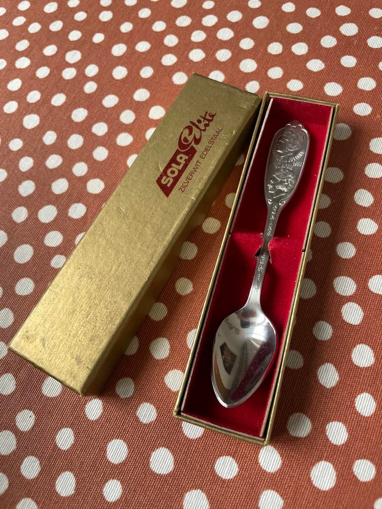 Sola Lepeltje Troonsopvolging Juliana - Beatrix 1980, Verzamelen, Koninklijk Huis en Royalty, Nieuw, Speld(je) of Lepel(tje), Nederland