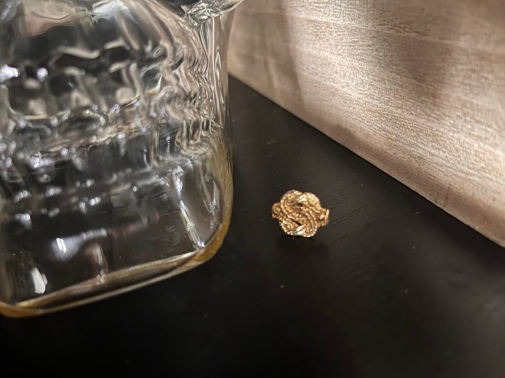 Surinaams geelgoud 18k mattenklopper oorbel, Ophalen, Gebruikt, Goud, Knopjes of Stekers