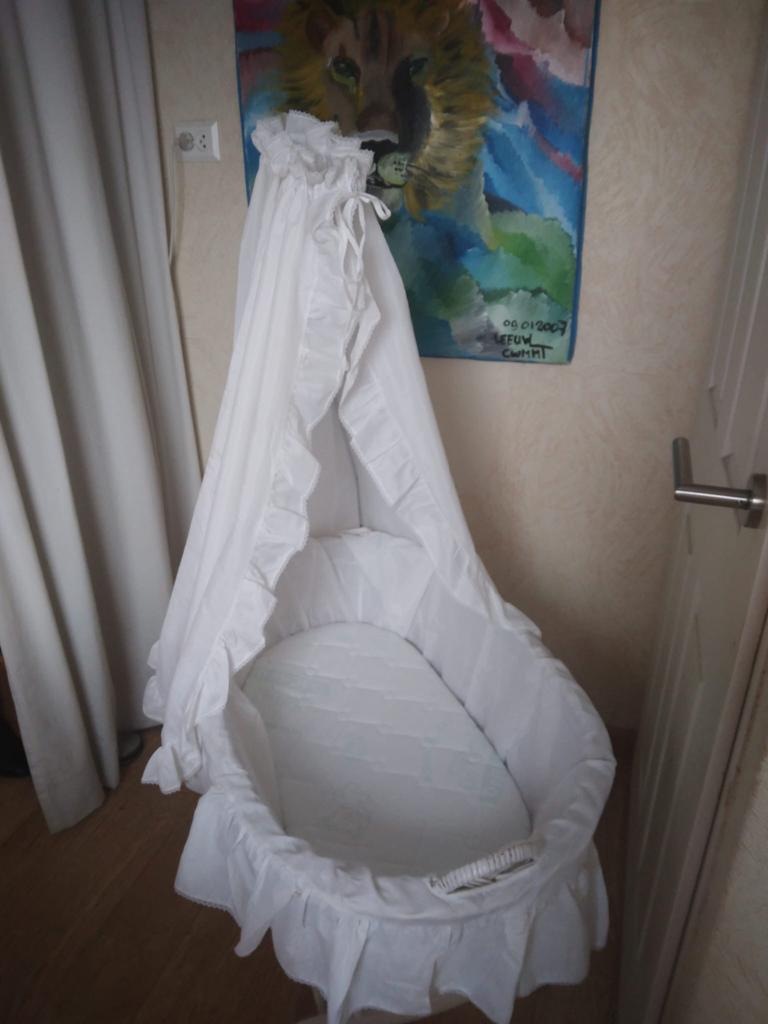 Witte rieten wieg op wieltjes, Ophalen, Gebruikt, Wieg