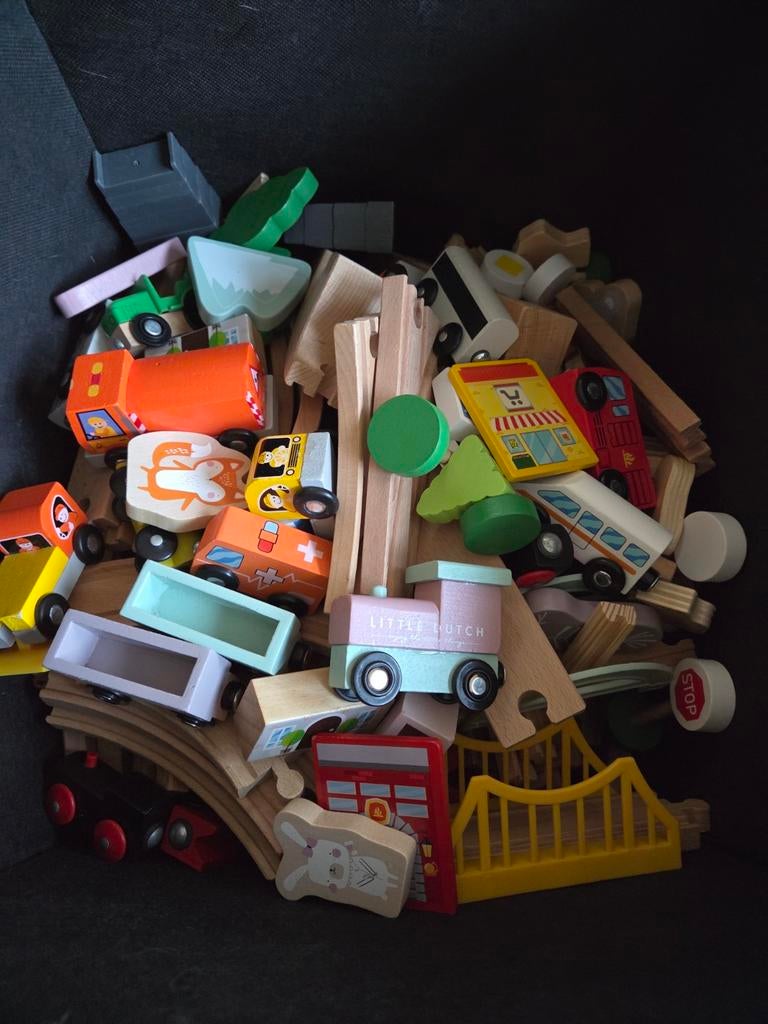 Grote bak vol houten treinspoor, Kinderen en Baby's, Speelgoed | Houten speelgoed, Ophalen, Zo goed als nieuw
