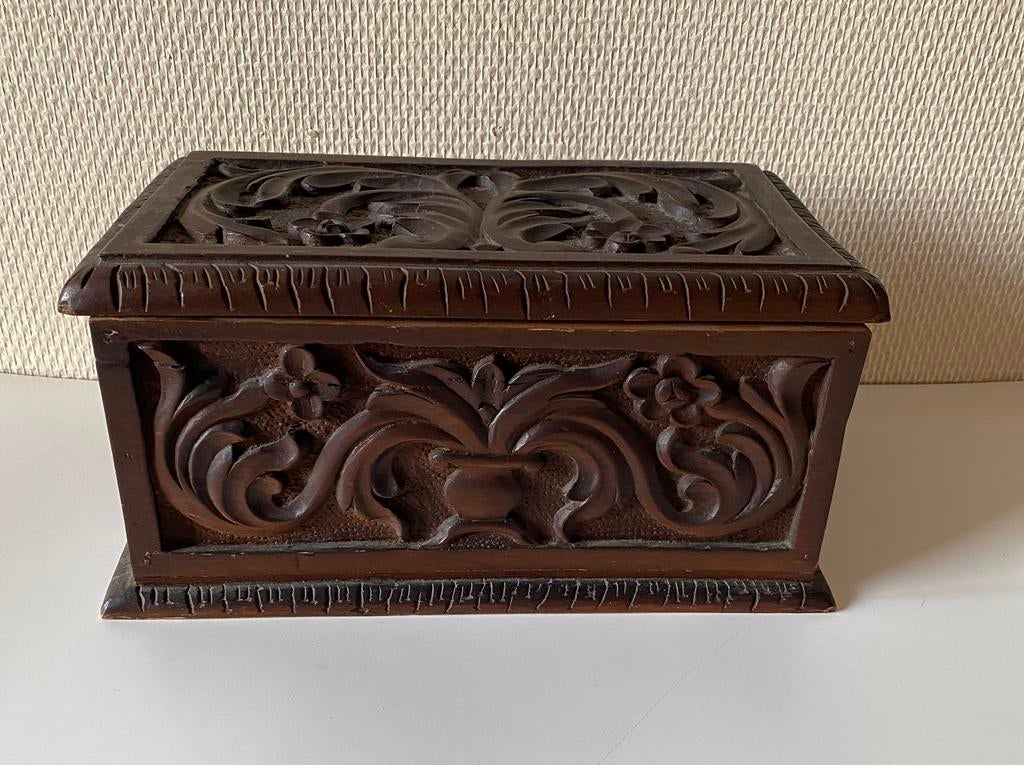 Antiek kistje met houtsnijwerk, waarschijnlijk Indisch, Ophalen of Verzenden