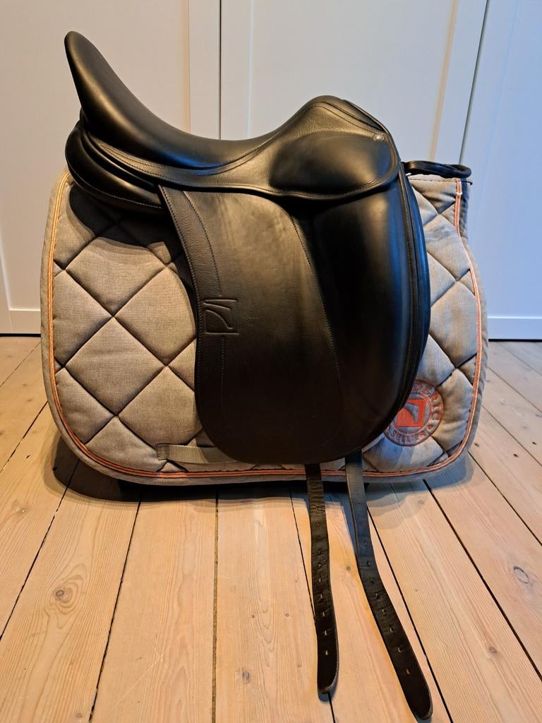 Luc Childeric DSG zadel 17inch, Dieren en Toebehoren, Paarden en Pony's | Zadels, Ophalen, Zo goed als nieuw, Dressuur