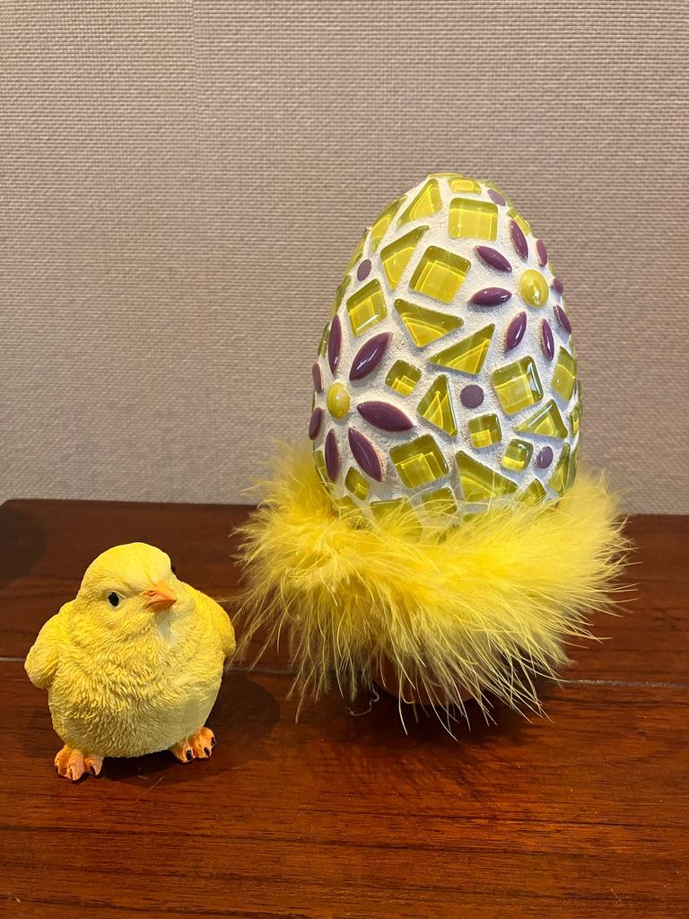 Mozaiek doe het zelf pakket paasei geel-lila, Ophalen of Verzenden, Zo goed als nieuw