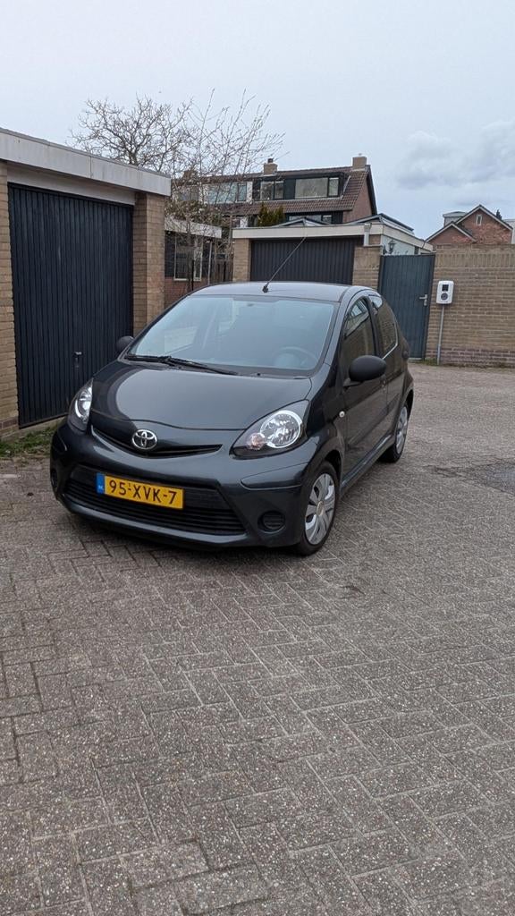 Toyota Aygo 1.0 12V Vvt-i 5DRS 2012 Grijs - Erg Zuinig!, Voorwielaandrijving, Stof, USB, Zwart
