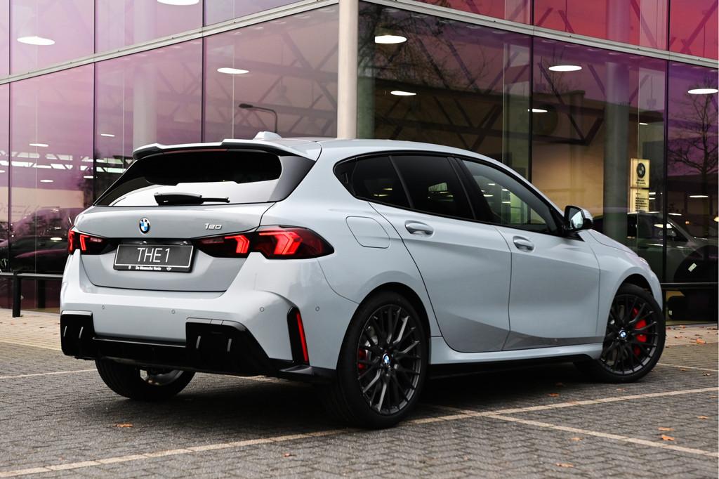 BMW 1 Serie 120 High Executive M Sport Automaat / Sportstoel, Zwart, 156 pk, Bedrijf, 3 cilinders