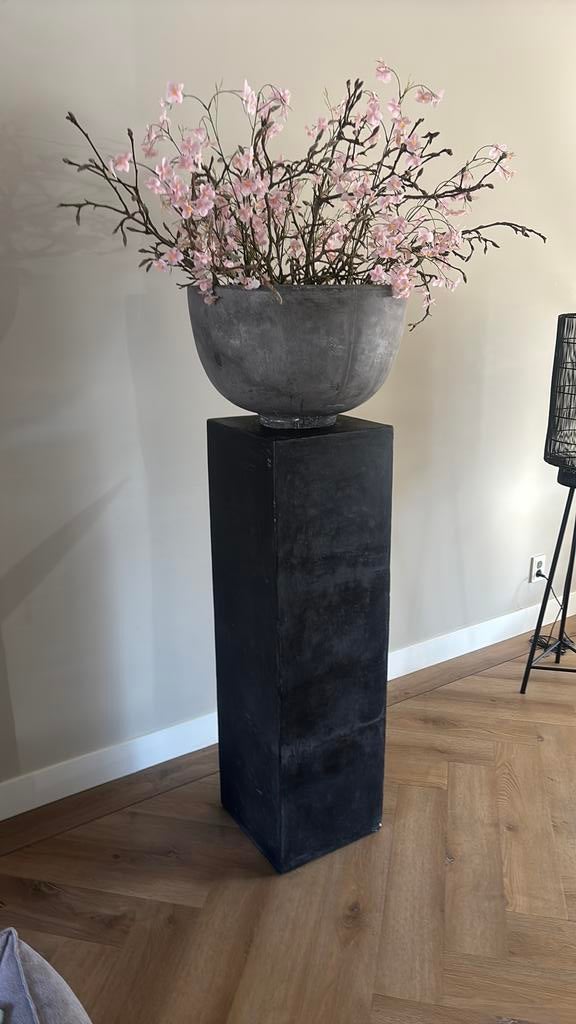 Pilaar met bloempot en kunstbloemen, Ophalen of Verzenden, Zo goed als nieuw