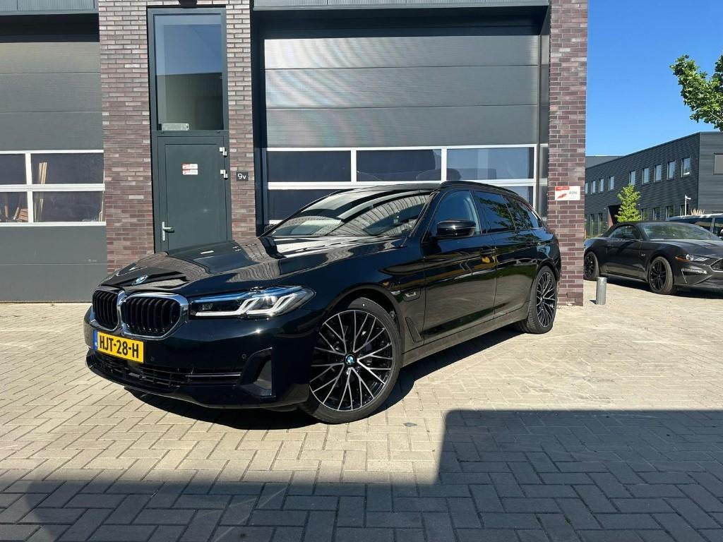 BMW 5-serie Touring 530e xDrive/Headup/Laser/Harman-Kardon/, Auto's, 1998 cc, 1935 kg, Zwart, 4 cilinders