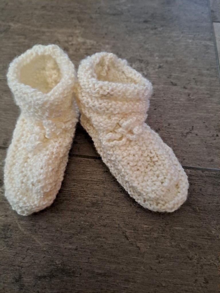 Eigengebreide babyslofjes met aantrekkoordje, Kinderen en Baby's, Babykleding | Overige, Ophalen of Verzenden