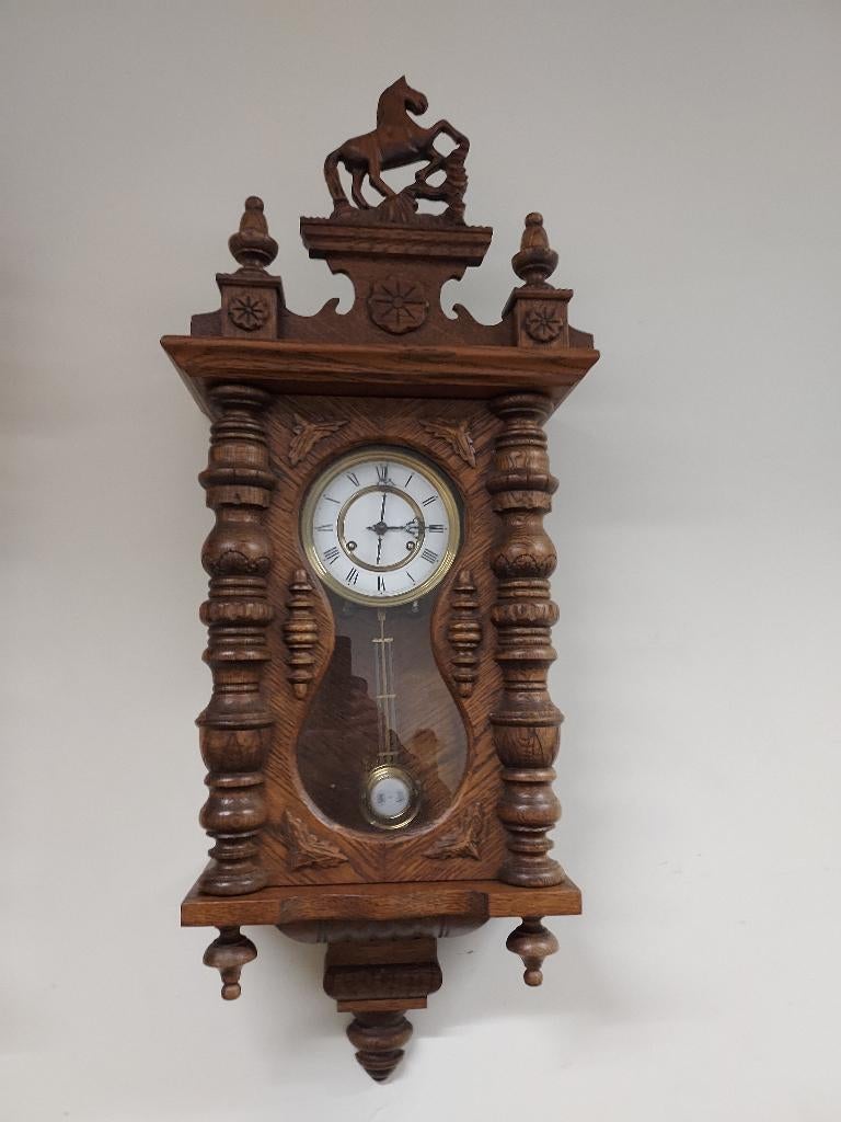 Eiken paardjesregulateur met niervormige kast., Ophalen