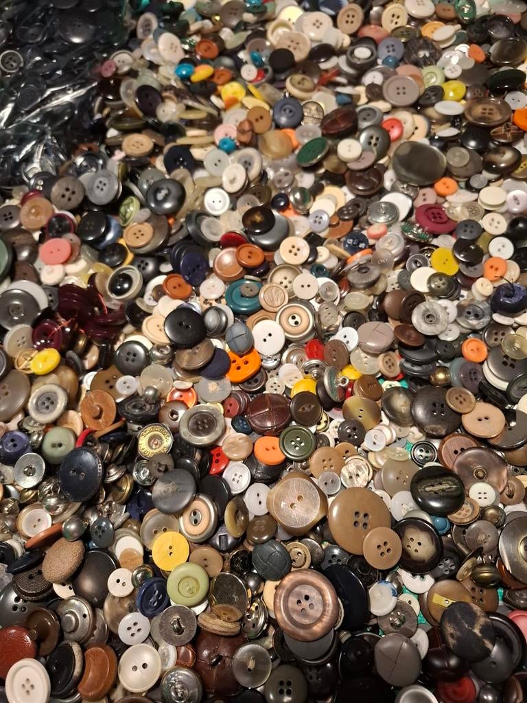 Vintage.Knopen, knopen en nog meer knopen. 4 kilo !, Ophalen, Knoop of Knopen