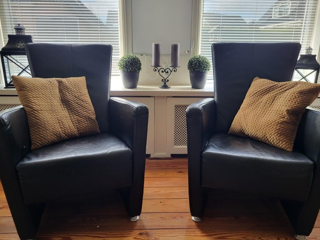 Twee verstelbare zwarte leren stoelen, Ophalen, 75 tot 100 cm, 50 tot 75 cm