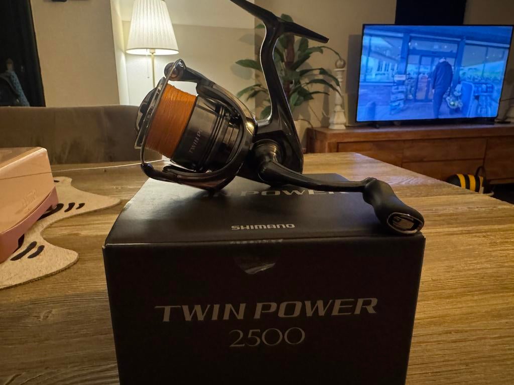 Shimano twinpower 2500 nieuw, Ophalen of Verzenden, Zo goed als nieuw, Molen