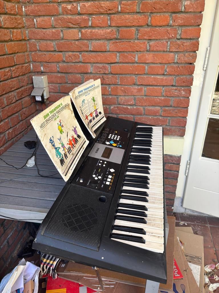Yamaha keyboard in uitstekende staat + 2 pianoles boekjes, Ophalen, Zo goed als nieuw, 61 toetsen, Yamaha