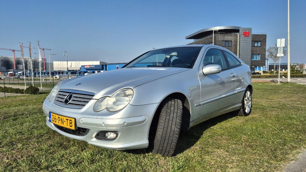 Mercedes C180 sportcoupé | 6-bak | Clima | Cruise | APK 2027, Auto's, Zwart, 4 stoelen, 1796 cc, 75 €/maand