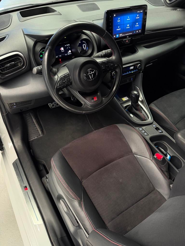 Toyota Yaris 1.5 Hybrid 130 GR SPORT HuD CarPlay Camera, Auto's, Toyota, 450 kg, Gebruikt, Zwart, Met garantie (alle)
