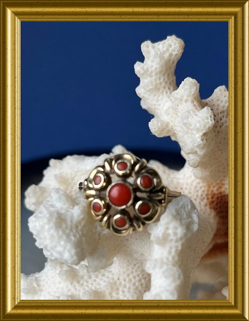 Mooie 14 karaat (585) gouden ring met koraal, Sieraden, Tassen en Uiterlijk, Antieke sieraden, Ophalen of Verzenden, Goud, Ring